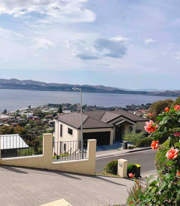 Millions View - Hobart Villa Sandy Bay Eksteriør billede